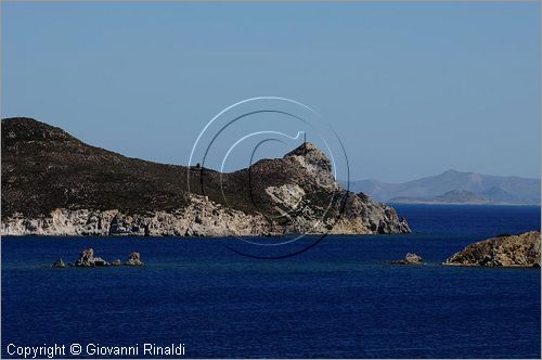 GRECIA - GREECE - Isole del Dodecaneso - Dodecanese Islands - Isola di Patmos - la costa presso Livadi tou Pothitou e l'isoletta di Aghios Georghios