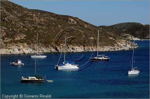 GRECIA - GREECE - Isole del Dodecaneso - Dodecanese Islands - Isola di Patmos - la costa presso Livadi tou Pothitou e l'isoletta di Aghios Georghios