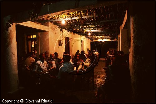 GREECE (Dodecanese) Karpathos Island - GRECIA (Dodecanneso) Isola di Scarpanto - tipica taverna con suonatori di strumenti tradizionali