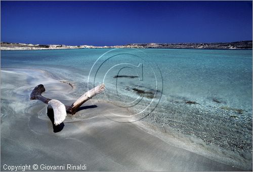 GREECE (Dodecanese) Karpathos Island - GRECIA (Dodecanneso) Isola di Scarpanto - la spiaggia di Makris Gialos sulla costa sud-orientale presso l'aeroporto