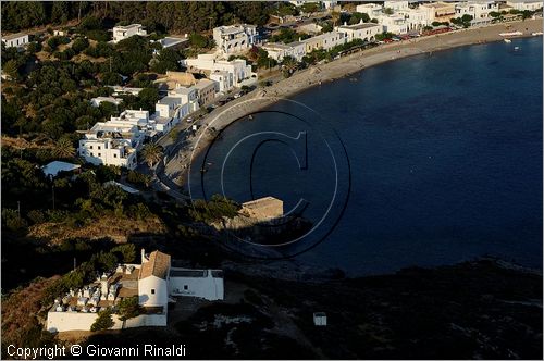 GRECIA - GREECE - Ionio Meridionale - Isola di Kithera (Kithira Citera) - costa sud - Kapsali visto da Hora