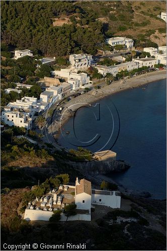 GRECIA - GREECE - Ionio Meridionale - Isola di Kithera (Kithira Citera) - costa sud - Kapsali visto da Hora