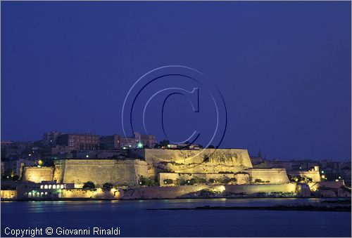 MALTA - MALTA ISLAND - Valletta - veduta notturna dal Fort Tign sulle fortificazioni ovest