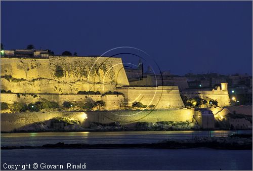 MALTA - MALTA ISLAND - Valletta - veduta notturna dal Fort Tign sulle fortificazioni ovest