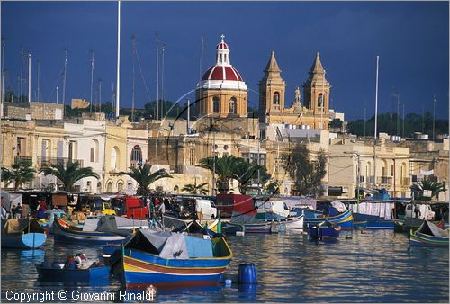 MALTA - MALTA ISLAND - Marsaxlokk - "luzu" le tipiche imbarcazioni colorate nella baia