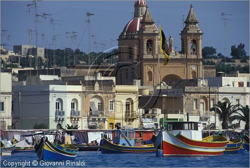 MALTA - MALTA ISLAND - Marsaxlokk - "luzu" le tipiche imbarcazioni colorate nella baia