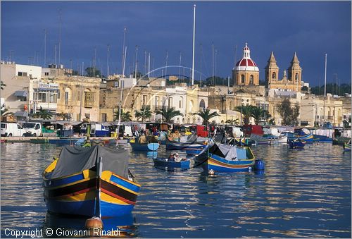 MALTA - MALTA ISLAND - Marsaxlokk - "luzu" le tipiche imbarcazioni colorate nella baia