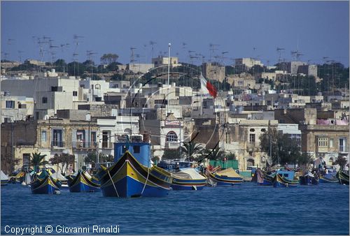 MALTA - MALTA ISLAND - Marsaxlokk - "luzu" le tipiche imbarcazioni colorate nella baia