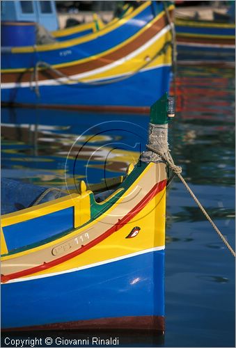 MALTA - MALTA ISLAND - Marsaxlokk - "luzu" le tipiche imbarcazioni colorate nella baia