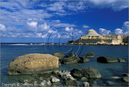 MALTA - GOZO ISLAND - la costa settentrionale presso Marsalforn - Xwejni Bay