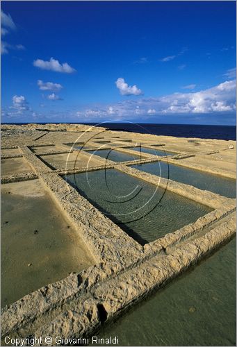 MALTA - GOZO ISLAND - la costa settentrionale presso Zebbug - saline a Ghain Barrani