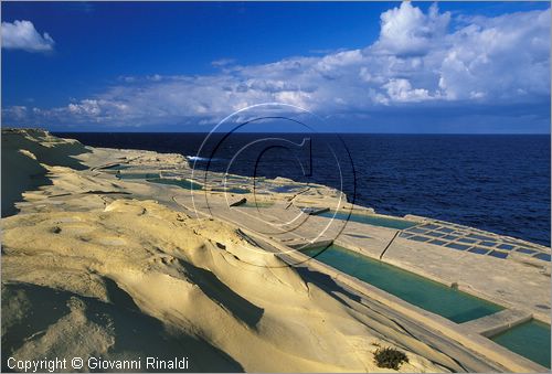 MALTA - GOZO ISLAND - la costa settentrionale presso Zebbug - saline a Ghain Barrani