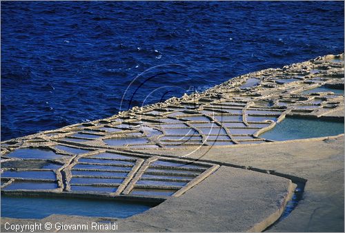 MALTA - GOZO ISLAND - la costa settentrionale presso Zebbug - saline a Ghain Barrani