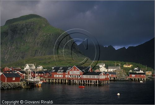 NORWAY - NORVEGIA - ISOLE LOFOTEN - Moskenes - il villaggio A con le tipiche rorbu (casette dei pescatori)