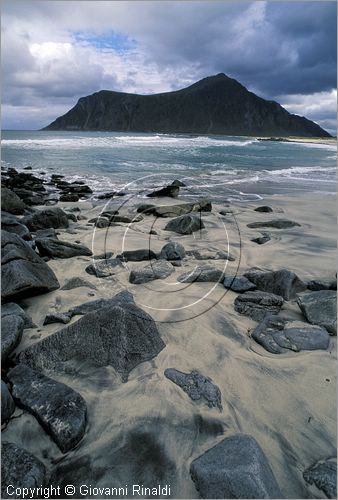 NORWAY - NORVEGIA - ISOLE LOFOTEN - Flakstad - paesaggio sulla costa settentrionale - spiaggia di Flakstad