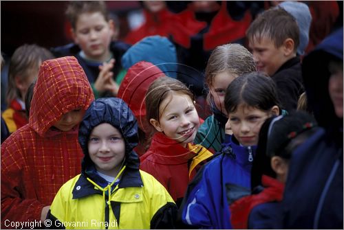 NORWAY - NORVEGIA - Tromso - bambini davanti al museo