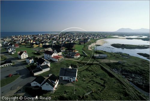 NORVEGIA - ISOLE VESTERALEN (Norway - Vesteralen) - Isola di Andoya - Andenes - veduta del paese dal faro