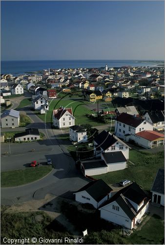 NORVEGIA - ISOLE VESTERALEN (Norway - Vesteralen) - Isola di Andoya - Andenes - veduta del paese dal faro