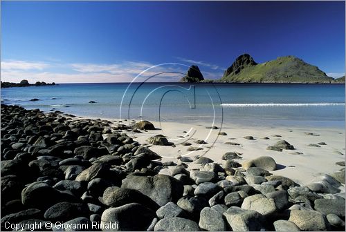 NORVEGIA - ISOLE VESTERALEN (Norway - Vesteralen) - Isola di Langoya - la costa occidentale - baia di Sandvik