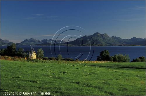 NORVEGIA - ISOLE VESTERALEN (Norway - Vesteralen) - Isola di Hadseloya - la costa settentrionale presso Flatset