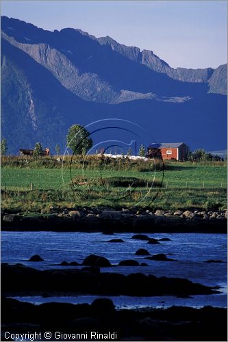 NORVEGIA - ISOLE VESTERALEN (Norway - Vesteralen) - Isola di Hadseloya - la costa meridionale ad ovest di Melbu