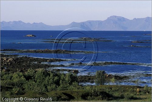 NORVEGIA - ISOLE VESTERALEN (Norway - Vesteralen) - Isola di Hadseloya - la costa meridionale ad ovest di Melbu