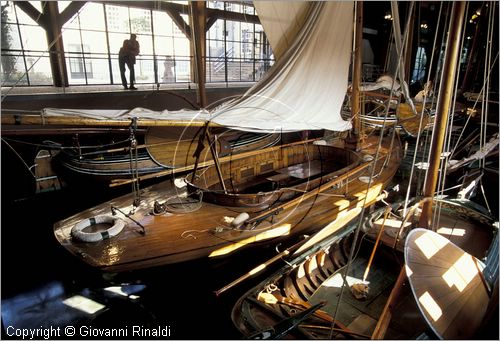 NETHERLANDS - OLANDA - Ijsselmeer (Zuiderzee) - Enkhuizen - Zuiderzee Museum - museo interno dedicato in gran parte alle barche tradizionali del lago