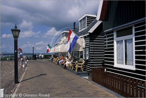 NETHERLANDS - OLANDA - Ijsselmeer (Zuiderzee) - Isola di Marken - il piccolo borgo turistico di Marken era un'isola di pescatori ora collegata alla terraferma da un ponte