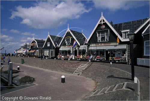 NETHERLANDS - OLANDA - Ijsselmeer (Zuiderzee) - Isola di Marken - il piccolo borgo turistico di Marken era un'isola di pescatori ora collegata alla terraferma da un ponte