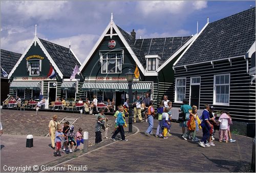 NETHERLANDS - OLANDA - Ijsselmeer (Zuiderzee) - Isola di Marken - il piccolo borgo turistico di Marken era un'isola di pescatori ora collegata alla terraferma da un ponte