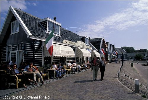 NETHERLANDS - OLANDA - Ijsselmeer (Zuiderzee) - Isola di Marken - il piccolo borgo turistico di Marken era un'isola di pescatori ora collegata alla terraferma da un ponte