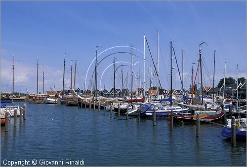 NETHERLANDS - OLANDA - Ijsselmeer (Zuiderzee) - Isola di Marken - il piccolo borgo turistico di Marken era un'isola di pescatori ora collegata alla terraferma da un ponte