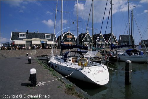 NETHERLANDS - OLANDA - Ijsselmeer (Zuiderzee) - Isola di Marken - il piccolo borgo turistico di Marken era un'isola di pescatori ora collegata alla terraferma da un ponte