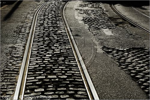 PORTUGAL - LISBON - LISBOA - PORTOGALLO - LISBONA - Alfama - le rotaie del tram che sale per le vie tortuose