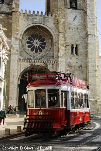 PORTUGAL - LISBON - LISBOA - PORTOGALLO - LISBONA - Alfama il tram presso la Cattedrale S