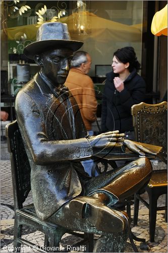 PORTUGAL - LISBON - LISBOA - PORTOGALLO - LISBONA - Bairro Alto - statua di Pessoa al caff A Brasileira