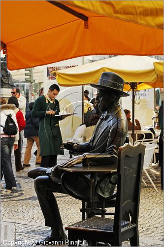 PORTUGAL - LISBON - LISBOA - PORTOGALLO - LISBONA - Bairro Alto - statua di Pessoa al caff A Brasileira