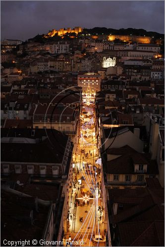 PORTUGAL - LISBON - LISBOA - PORTOGALLO - LISBONA - veduta serale della Baixa con le decorazioni natalizie della Rue de Santa Justa e sopra il castelo de Sao Jorge