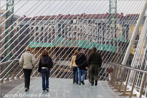 SPAIN - Cantabria - Pais Vasco (Paesi Baschi) - Bilbao - Il ponte pedonale Urbitarte sul fiume Nervion dell'architetto Santiago Calatrava