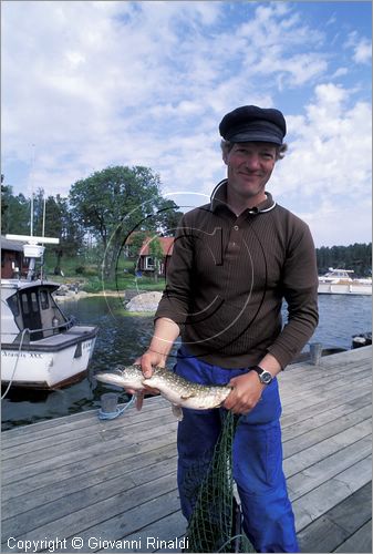 SWEDEN - Skargardens - SVEZIA - Arcipelago di Stoccolma - Isola di Bjorko - il pescatore Anders Jannson