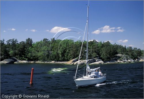 SWEDEN - Skargardens - SVEZIA - Arcipelago di Stoccolma - navigazione a vela intorno all'isola di Husaro