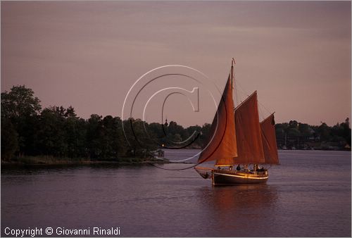 SWEDEN - Skargardens - SVEZIA - Arcipelago di Stoccolma - navigazione a vela al tramonto tra Moja e Vaxholm