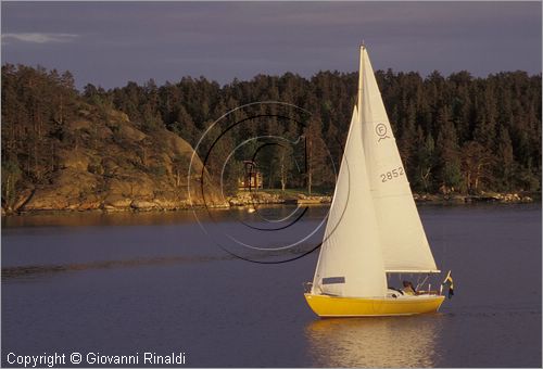 SWEDEN - Skargardens - SVEZIA - Arcipelago di Stoccolma - navigazione a vela al tramonto tra Moja e Vaxholm