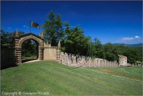 "LA SCARZUOLA E LA CITTA' BUZZIANA"
Montegabbione (TR)
A fianco del convento Francescano della Scarzuola, l'architetto Tommaso Buzzi nel 1956 progett ed edific la sua "Citt Ideale", concepita come una Grande Macchina Teatrale piena di simbolismi ed allegorie.
Porta con bandiera, Scala della Vita ed in fondo la Torre della Meditazione o della Solitudine