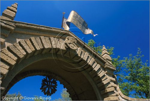 "LA SCARZUOLA E LA CITTA' BUZZIANA"
Montegabbione (TR)
A fianco del convento Francescano della Scarzuola, l'architetto Tommaso Buzzi nel 1956 progett ed edific la sua "Citt Ideale", concepita come una Grande Macchina Teatrale piena di simbolismi ed allegorie.
Porta con bandiera