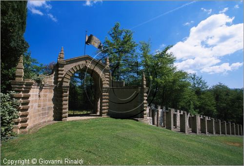 "LA SCARZUOLA E LA CITTA' BUZZIANA"
Montegabbione (TR)
A fianco del convento Francescano della Scarzuola, l'architetto Tommaso Buzzi nel 1956 progett ed edific la sua "Citt Ideale", concepita come una Grande Macchina Teatrale piena di simbolismi ed allegorie.
Porta con bandiera e la Scala della Vita