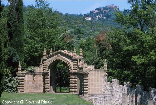 "LA SCARZUOLA E LA CITTA' BUZZIANA"
Montegabbione (TR)
A fianco del convento Francescano della Scarzuola, l'architetto Tommaso Buzzi nel 1956 progett ed edific la sua "Citt Ideale", concepita come una Grande Macchina Teatrale piena di simbolismi ed allegorie.
Porta con bandiera