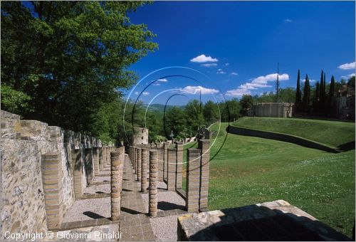 "LA SCARZUOLA E LA CITTA' BUZZIANA"
Montegabbione (TR)
A fianco del convento Francescano della Scarzuola, l'architetto Tommaso Buzzi nel 1956 progett ed edific la sua "Citt Ideale", concepita come una Grande Macchina Teatrale piena di simbolismi ed allegorie.
La Scala della Vita ed il Grande Teatro sull'Erba visto dalla Porta