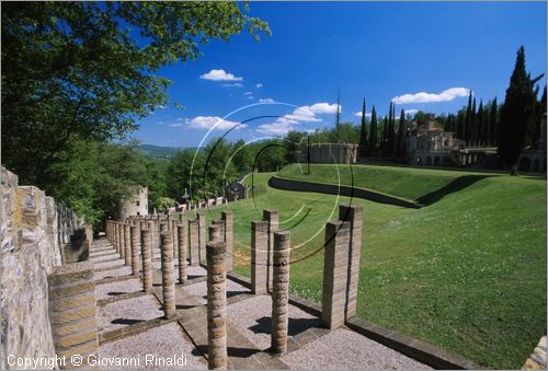 "LA SCARZUOLA E LA CITTA' BUZZIANA"
Montegabbione (TR)
A fianco del convento Francescano della Scarzuola, l'architetto Tommaso Buzzi nel 1956 progett ed edific la sua "Citt Ideale", concepita come una Grande Macchina Teatrale piena di simbolismi ed allegorie.
La Scala della Vita ed il Grande Teatro sull'Erba visto dalla Porta