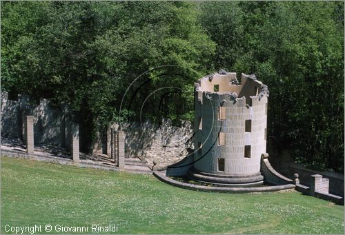 "LA SCARZUOLA E LA CITTA' BUZZIANA"
Montegabbione (TR)
A fianco del convento Francescano della Scarzuola, l'architetto Tommaso Buzzi nel 1956 progett ed edific la sua "Citt Ideale", concepita come una Grande Macchina Teatrale piena di simbolismi ed allegorie.
La Torre Colonna in Rovina della Meditazione o della Solitudine